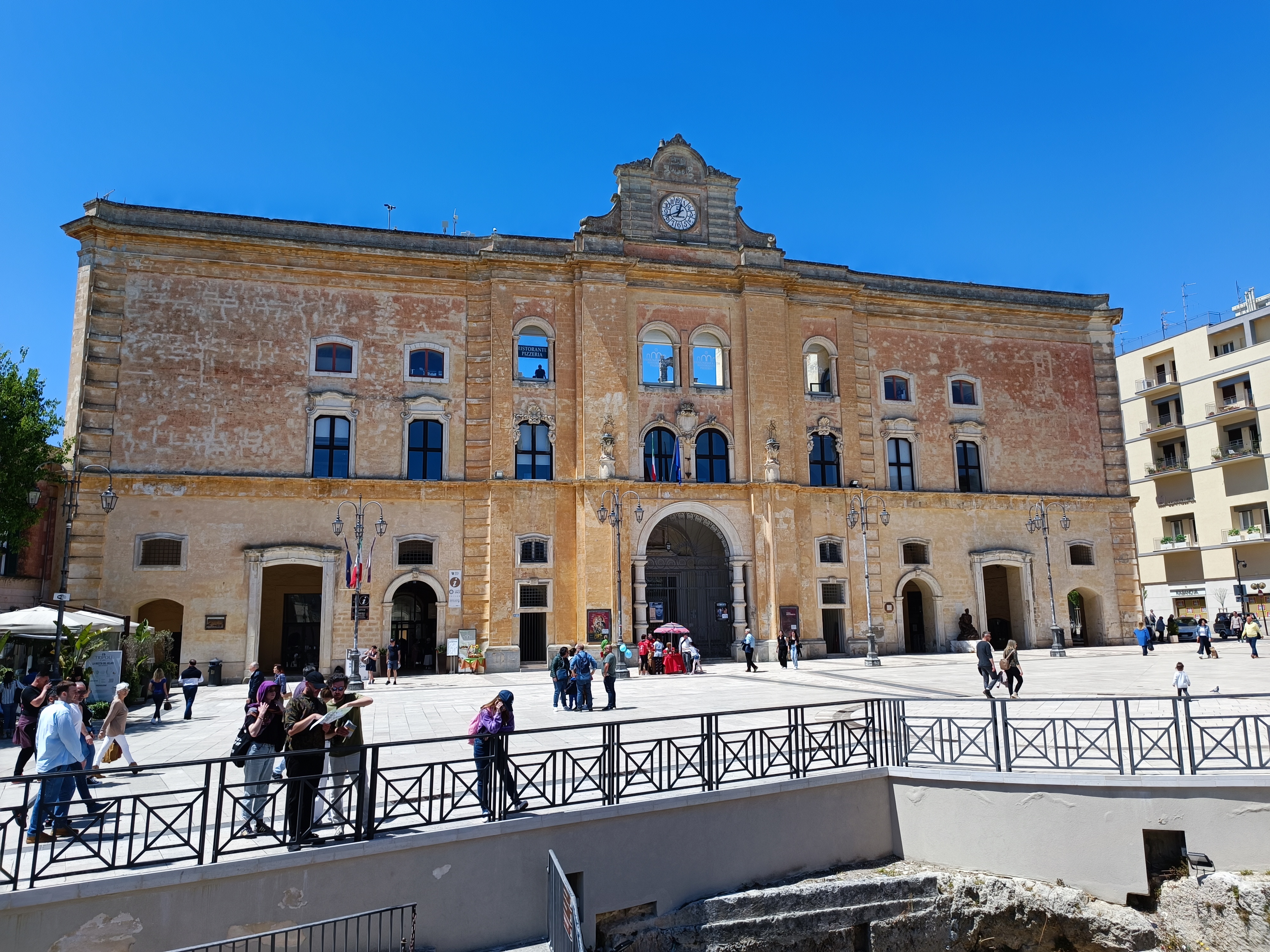 地下蓄水池底部的水面倒影